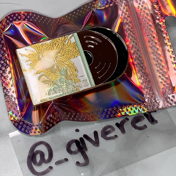 FEARLESS ALBUM COVER - FEARLESS RECORD TAYLOR PIN - Picture 6 of 11